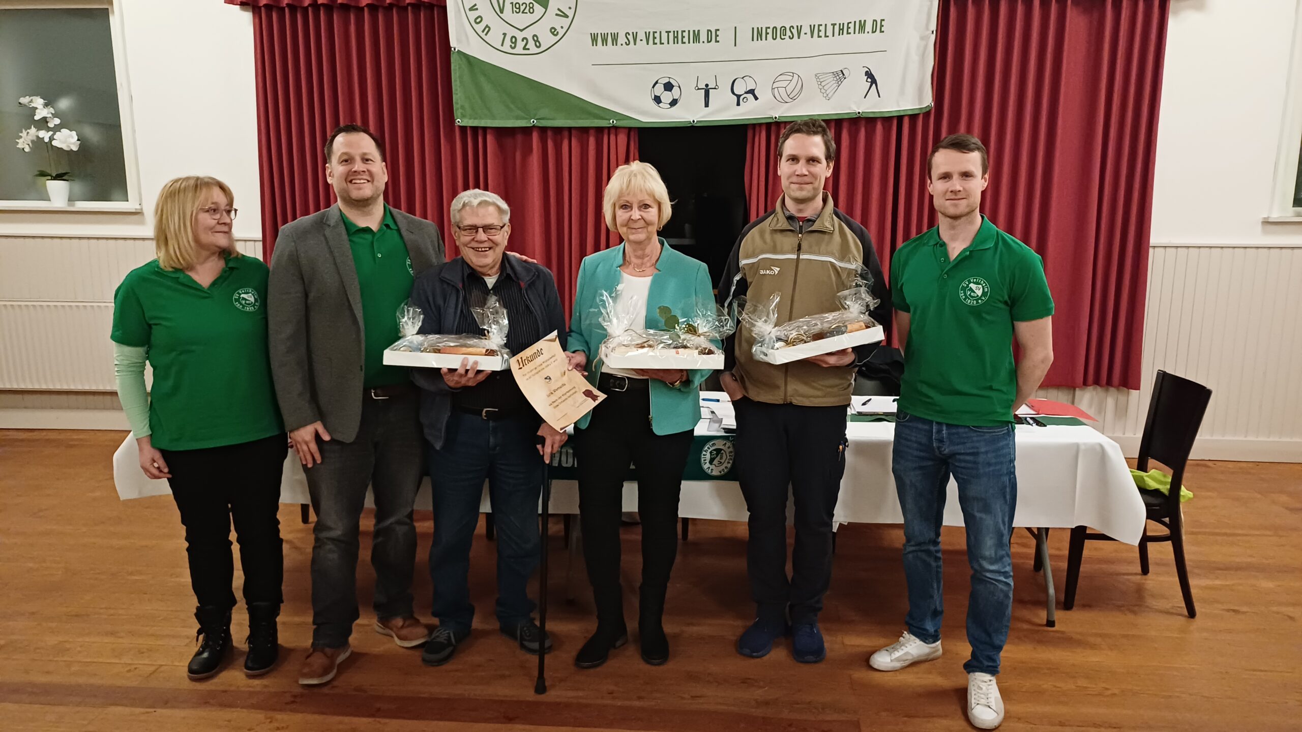 Besonders geehrt werden vom Vorstand (v. l. Nicole Hoppe, Sebastian Fischer, Daniel Lorenz, 1.v.r): Eberhard Brandes (3. v. l.), Jutta Warnecke und Christian Wirth.
