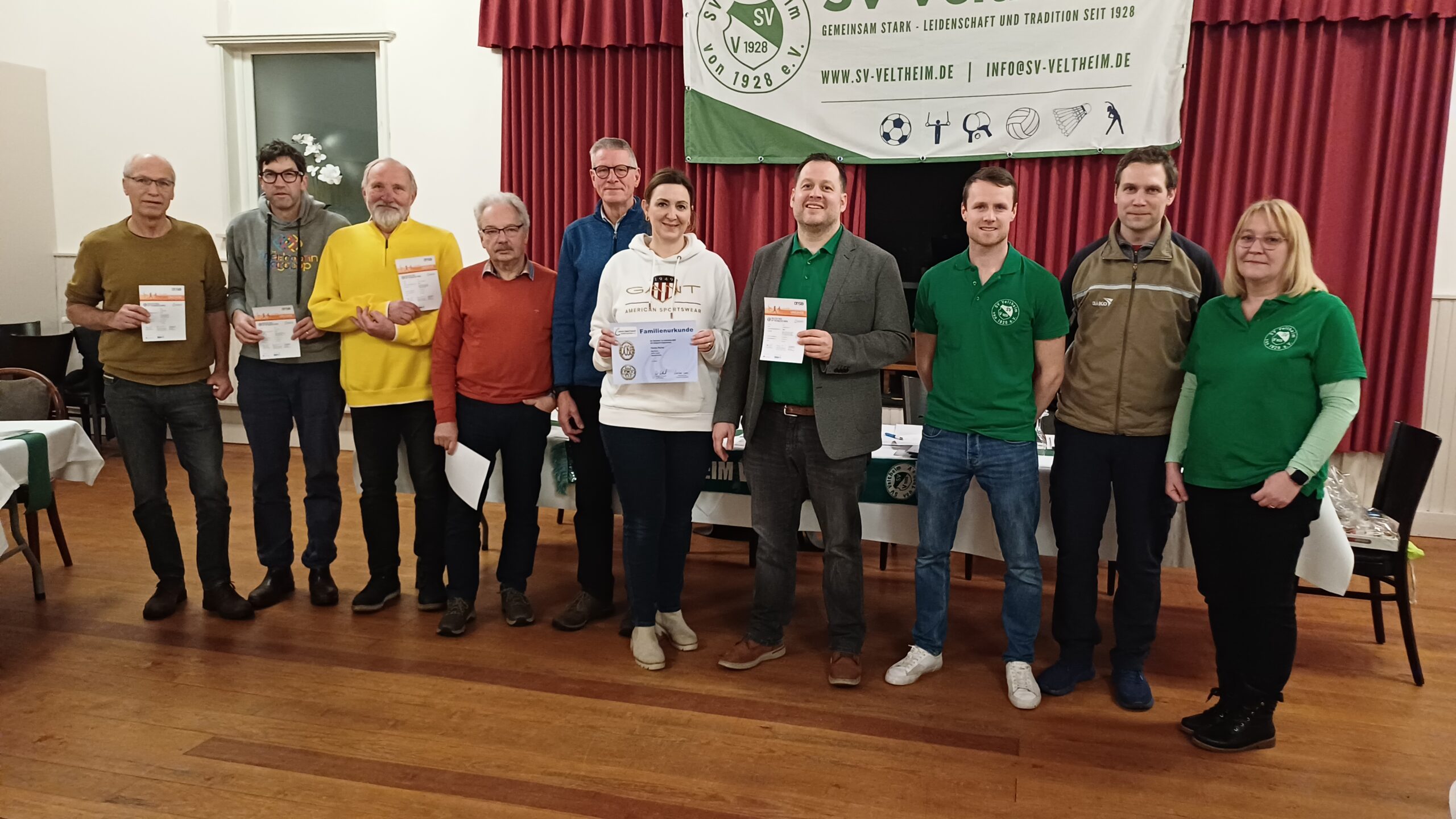 Erfolgreiche Sportlerinnen und Sportler erhalten das Deutsche Sportabzeichen (v. l.): Ralf Schröder, Daniel Tautz, Lothar Bromberger, Heinz Künne, Lothar Krause, Verena Fischer und Sebastian Fischer.
Nicht auf dem Bild: Erwin Becker, Thomas Pulst, Marian Kathe, Andreas Fischer, Elisa Fischer