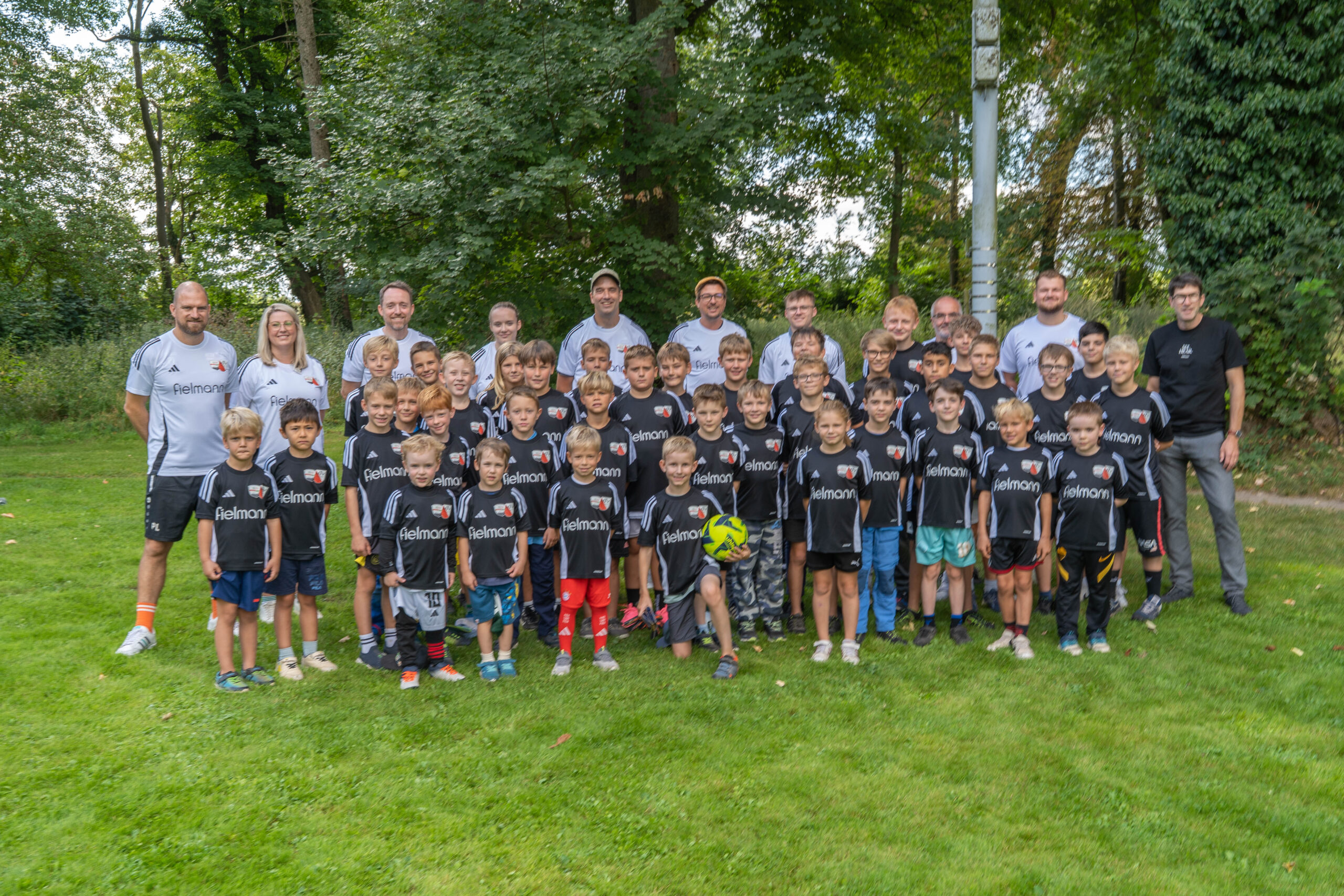 https://sv-veltheim.de/wp-content/uploads/2026/04/2025-08_Einheitliche-Aufwaermshirts-fuer-alle-JSG-Teams-scaled.jpg